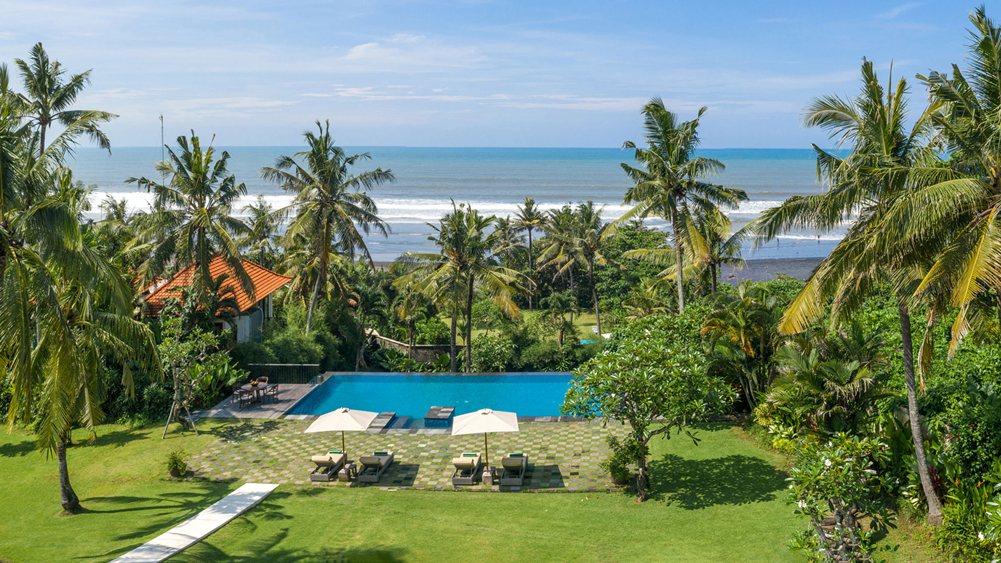 Villa Kailasha - expansive lawn and pool